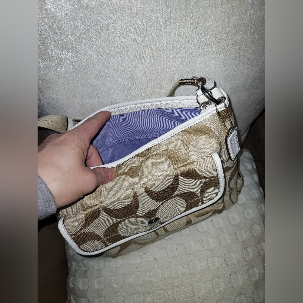 $99! Coach | Crossbody Lavender Inside Purse - Picture 11 of 17